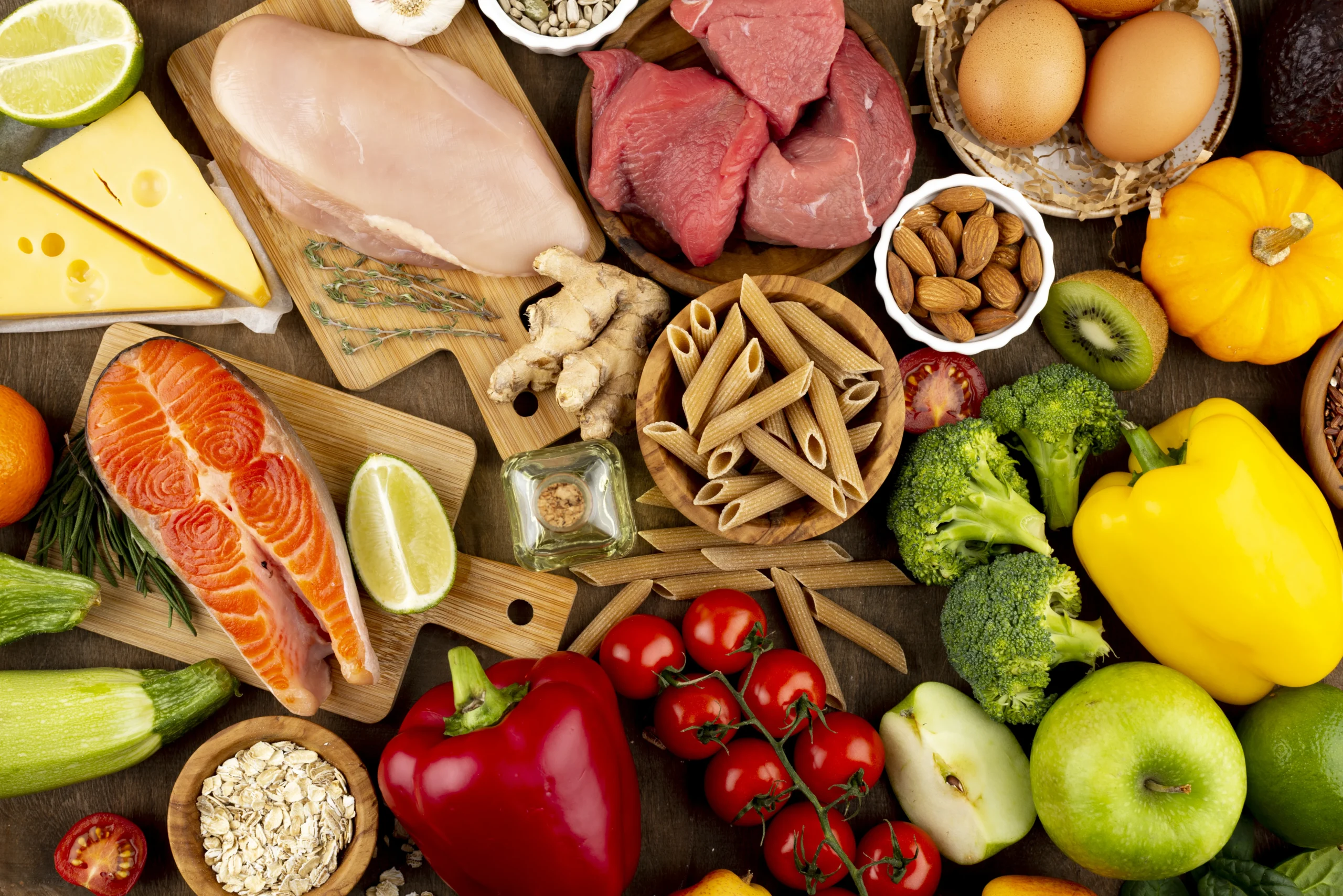 Alimentos variados dispostos em um arranjo equilibrado, destacando a importância dos micronutrientes e macronutrientes para a saúde.