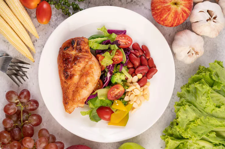 Alimentos para alimentação saudável: Prato de frango com sementes de gergelim, legumes variados (brócolis, ervilhas, tomate, abóbora) e alto valor nutritivo para performance.