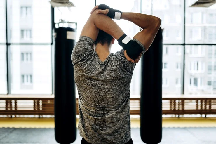 Jovem alongando-se presetes a iniciar atividade física. Alongamento e recuperação muscular