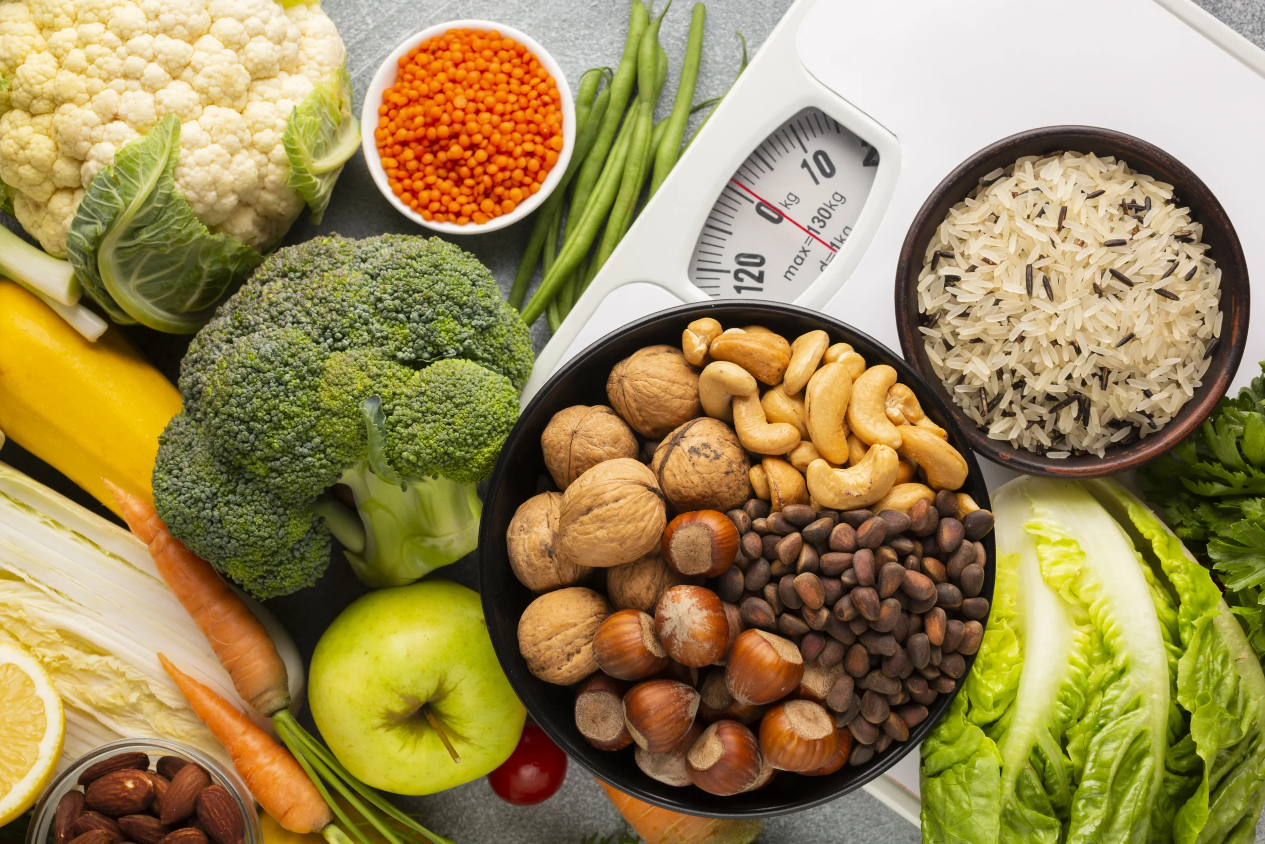 Calculadora de macronutrientes: Alimentos naturais, incluindo nozes, legumes e vegetais, representando o equilíbrio ideal de macronutrientes.