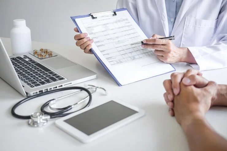 Homem acessando exames médicos online em um laptop, facilitando o acompanhamento da saúde.
