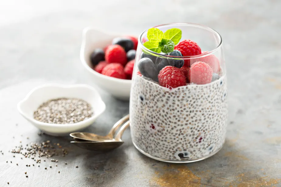 Dicas para ter uma alimentação saudável 9 chia pudding, uma receita fácil, prática e nutritiva.