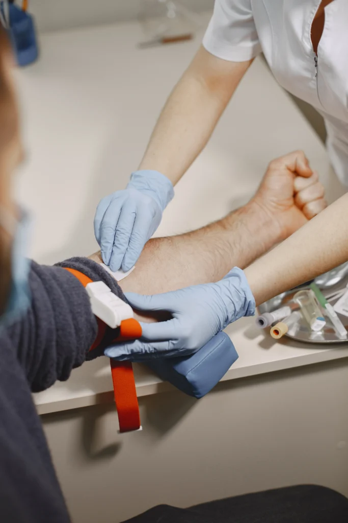 O Que É Metabolismo: Entenda Sua Importância - 2025 8 Pessoa realizando exames de rotina para saber a saúde metabólica.