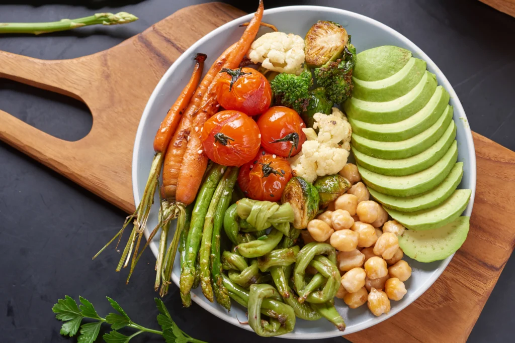 Dicas para ter uma alimentação saudável 5 Buddha bowl vegetariano com salada de vegetais frescos e grão-de-bico, destacando uma alimentação saudável e nutritiva.