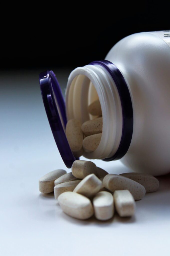 Desde beta-2 agonistas até corticosteroides inalatórios, entenda as diferenças e aplicações dos medicamentos no tratamento respiratório.