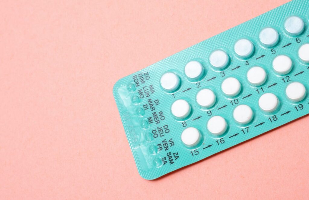 As pílulas anticoncepcionais combinam hormônios para inibir a ovulação e regular o ciclo menstrual, sendo um dos métodos contraceptivos mais populares