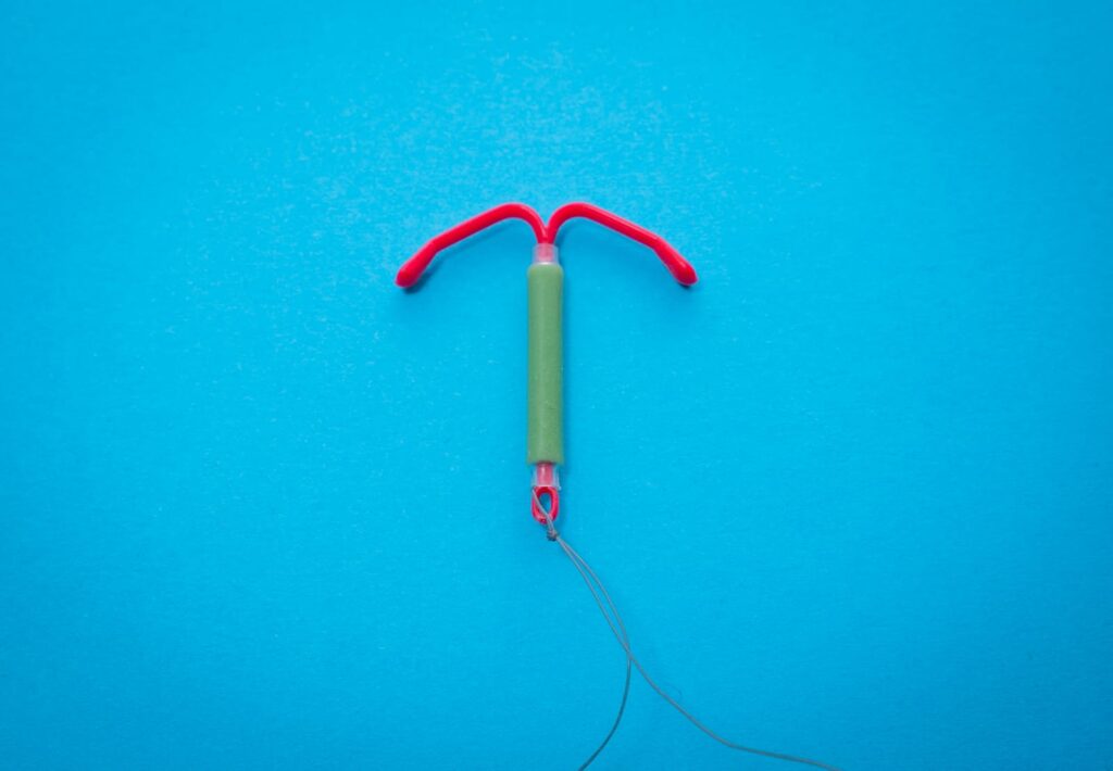 O DIU é um contraceptivo inserido no útero para prevenir a gravidez. Pode ser hormonal ou de cobre, oferecendo proteção prolongada e eficaz.
