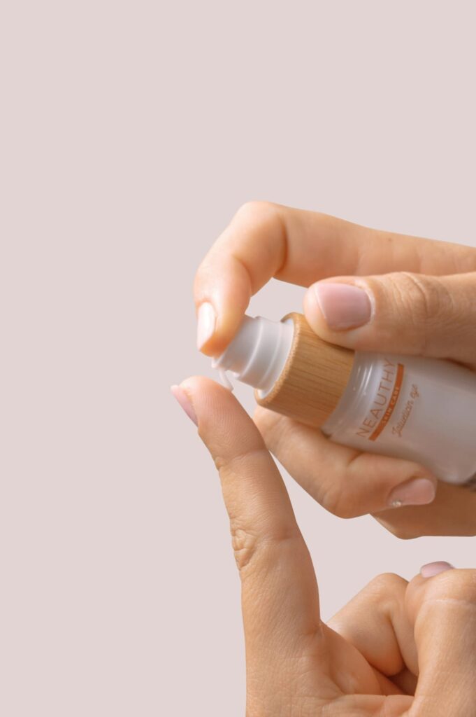 Descubra como os medicamentos dermatológicos atuam no tratamento de acne, dermatites, micoses e outras condições da pele. Veja as indicações e cuidados!