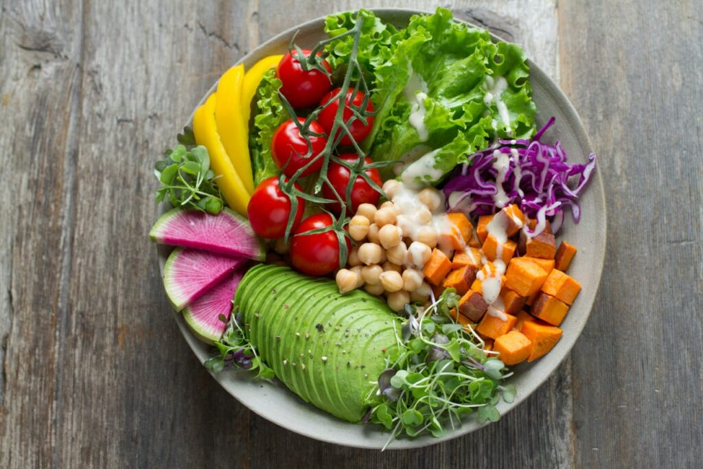 Imagem de prato com salada colorida, simbolizando a relação entre uma refeição equilibrada e a saúde emocional.