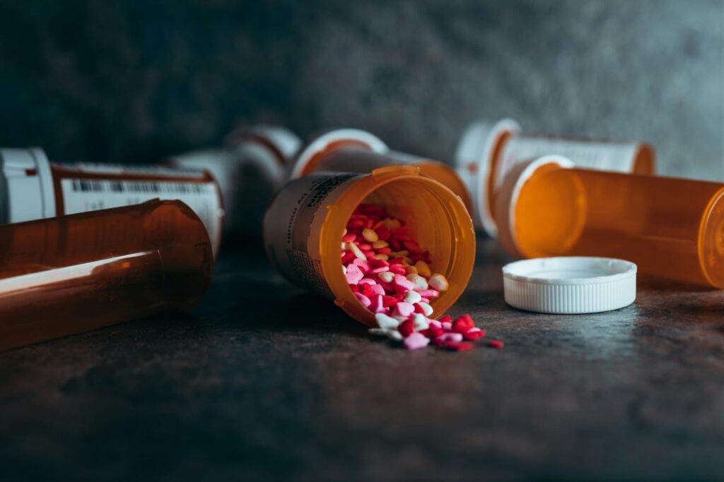 Diversos medicamentos para obesidade organizados sobre uma mesa, representando a necessidade de cuidado para evitar efeitos colaterais.