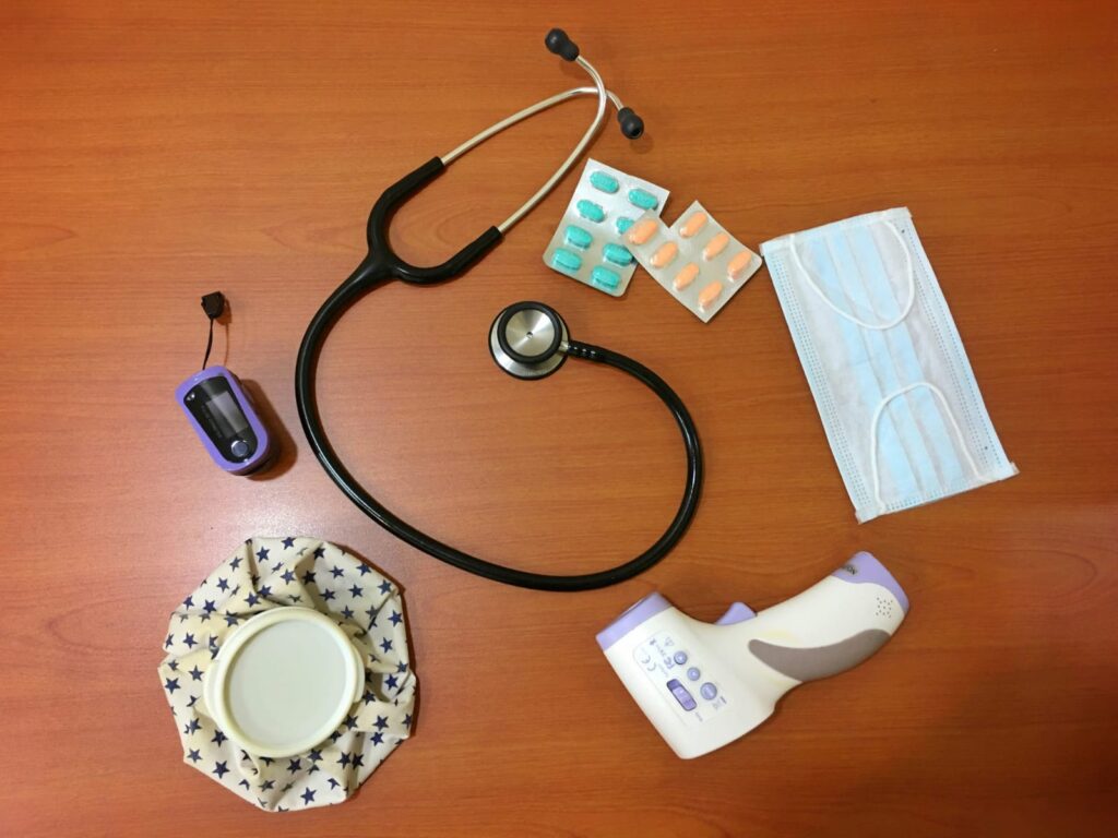 Mesa com equipamentos médicos, destacando a importância do suporte profissional no diagnóstico de transtornos mentais.