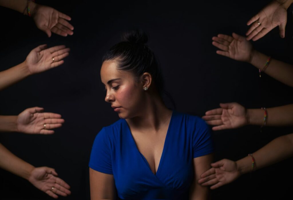 Pessoa com olhos fechados em momento de introspecção, simbolizando o impacto do estigma e transtorno mental.