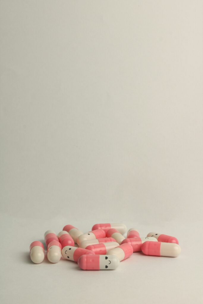 Medicamentos urológicos organizados sobre uma mesa, prontos para uso sob orientação médica.