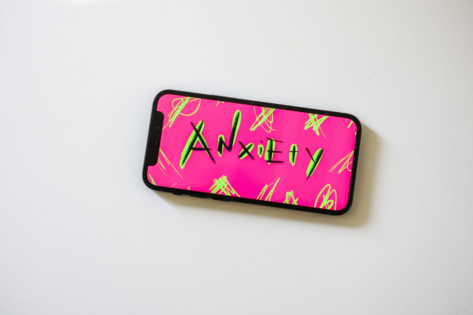 Tela de celular exibindo a palavra "anxiety", simbolizando os transtornos de ansiedade.