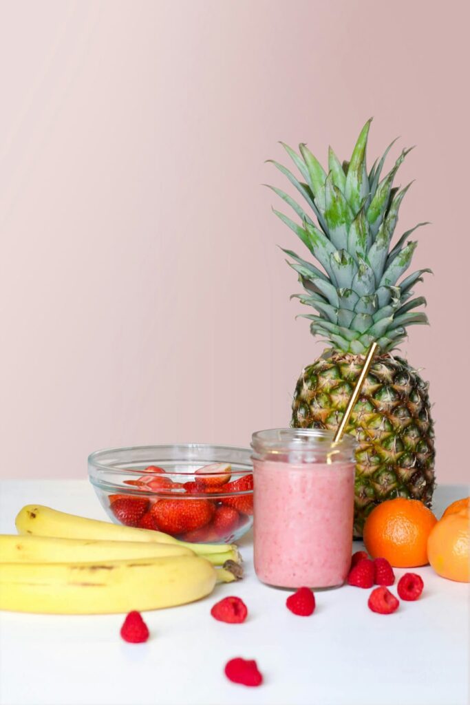 Mesa com alimentos saudáveis como frutas, legumes e grãos integrais.