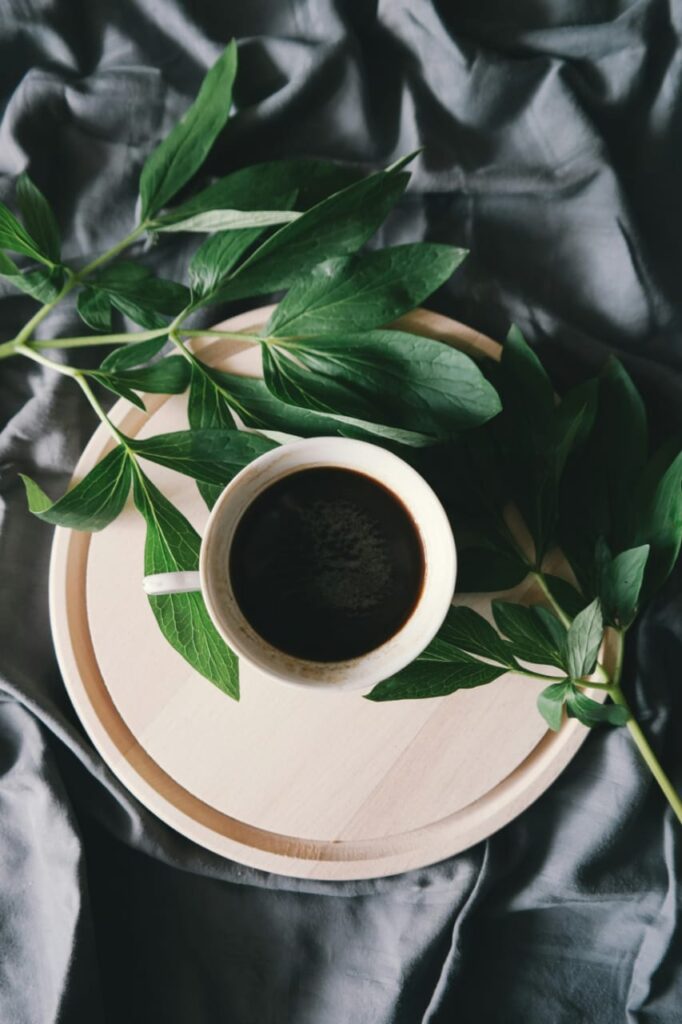 Xícara de café vista de cima representa o uso cotidiano da cafeína, com destaque para a questão central do artigo: cafeína emagrece?