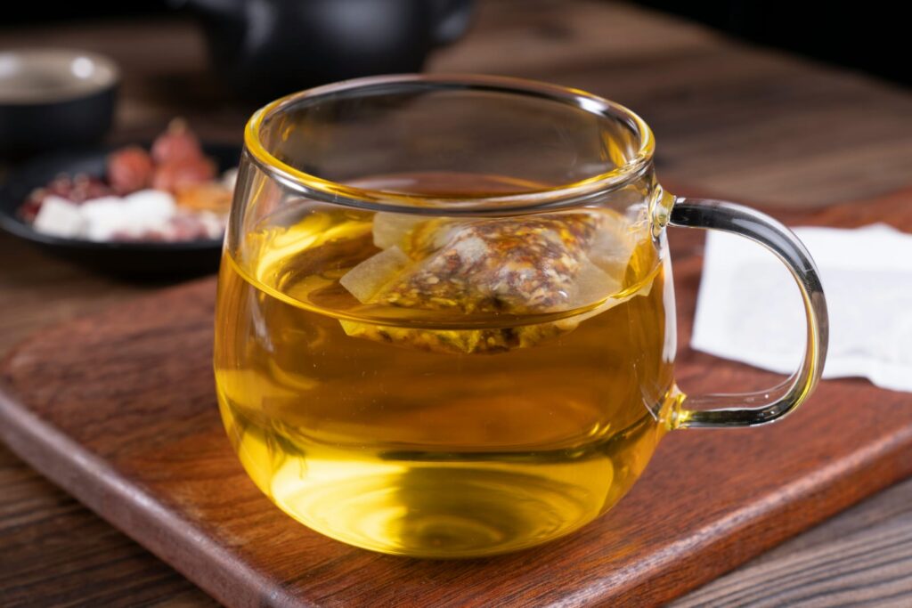 Caneca transparente com chá de erva-doce
