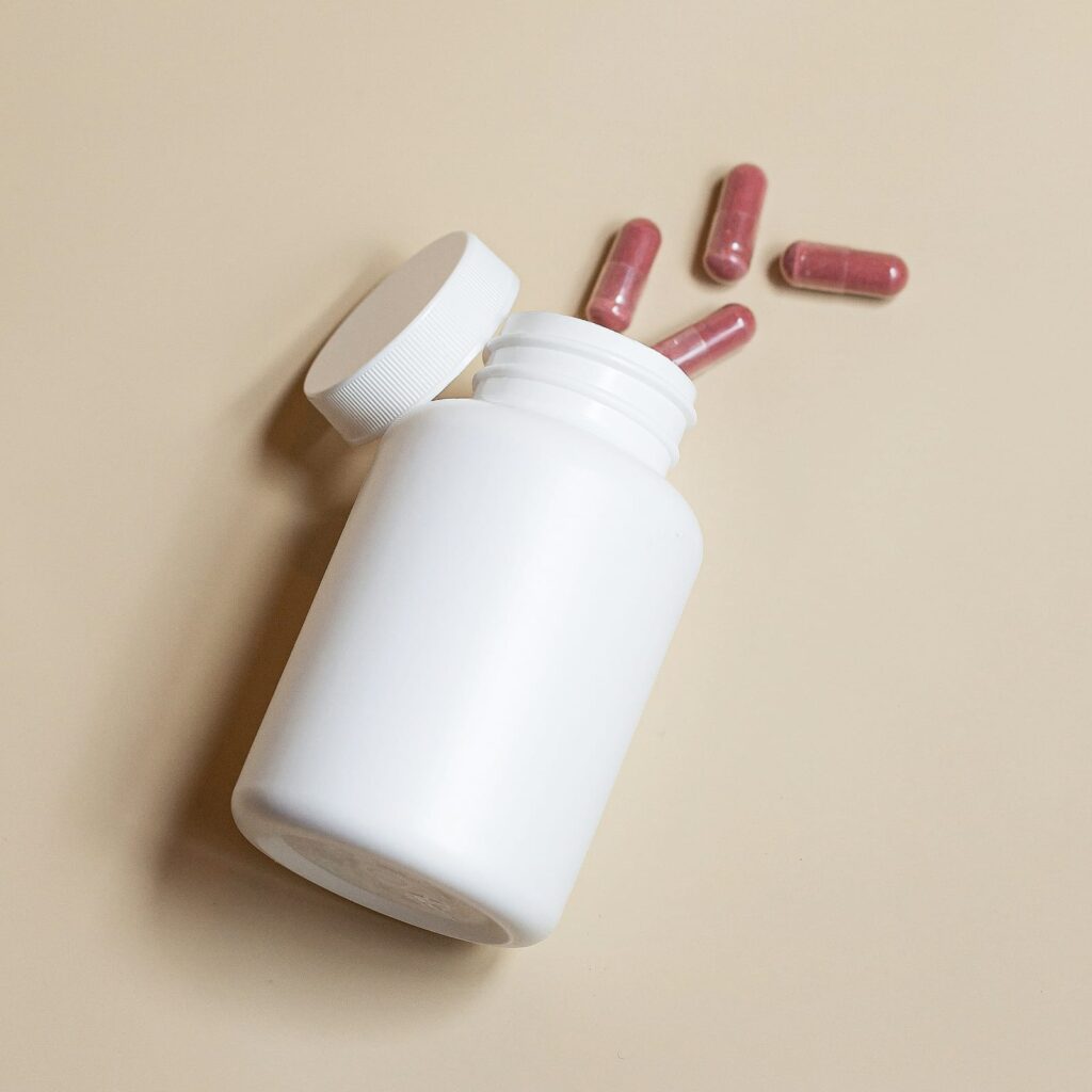 Frasco branco de suplementos que podem ser usados no tratamento da osteopenia.