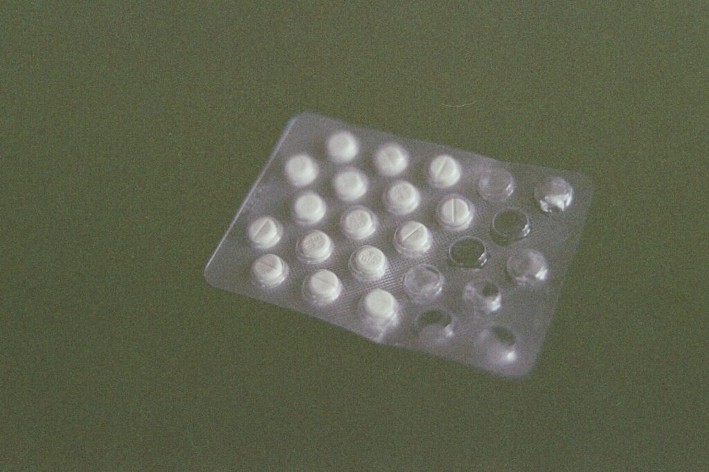 Blister com comprimidos brancos de analgésicos usados para tratar a cólica menstrual.