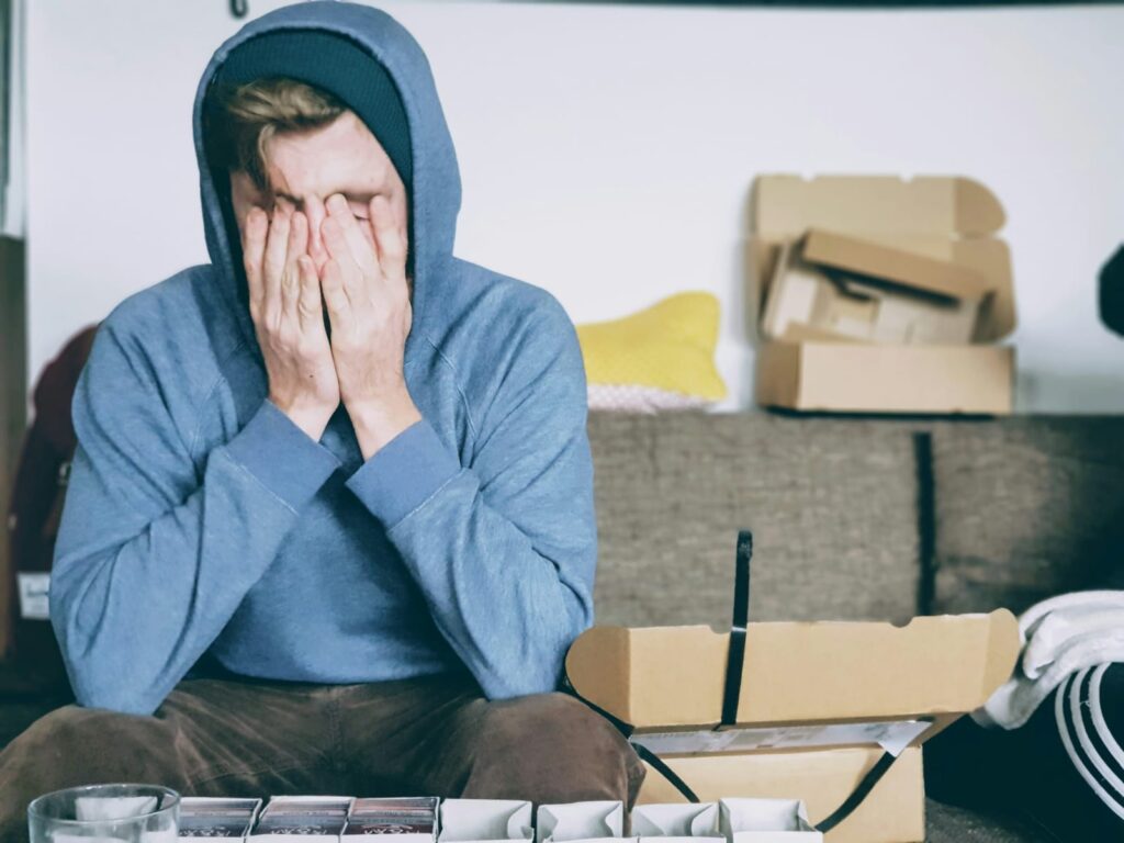 Homem demonstrando exaustão física, um dos sintomas da testosterona baixa.