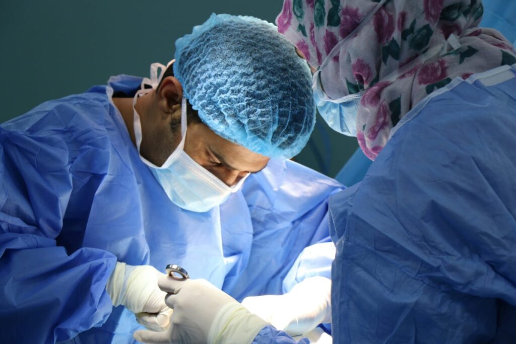 Equipe médica realizando cirurgia bariátrica em centro cirúrgico.