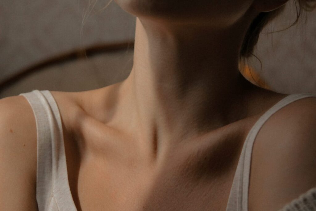 Close do pescoço de uma mulher, região onde está localizada a glândula tireoide.