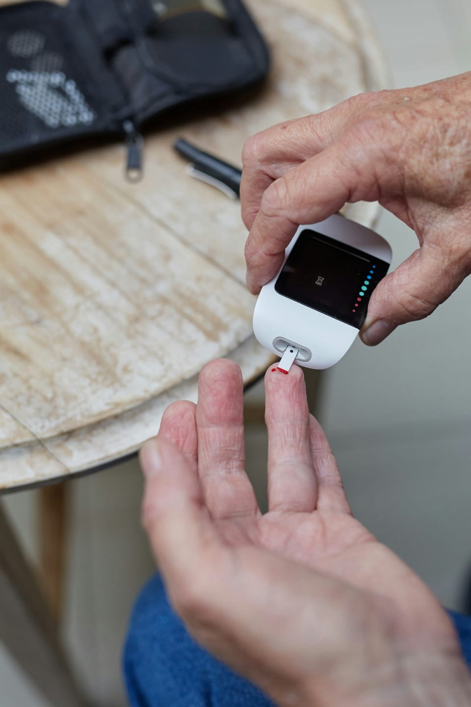 Idoso medindo glicose com glicosímetro, rotina essencial para quem tem diabetes.