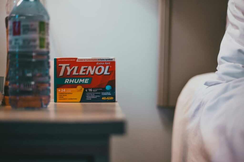 Caixa de Tylenol sobre criado-mudo, medicamento à base de paracetamol usado para dor e febre. Ilustra a duvida se paracetamol faz mal para o fígado.