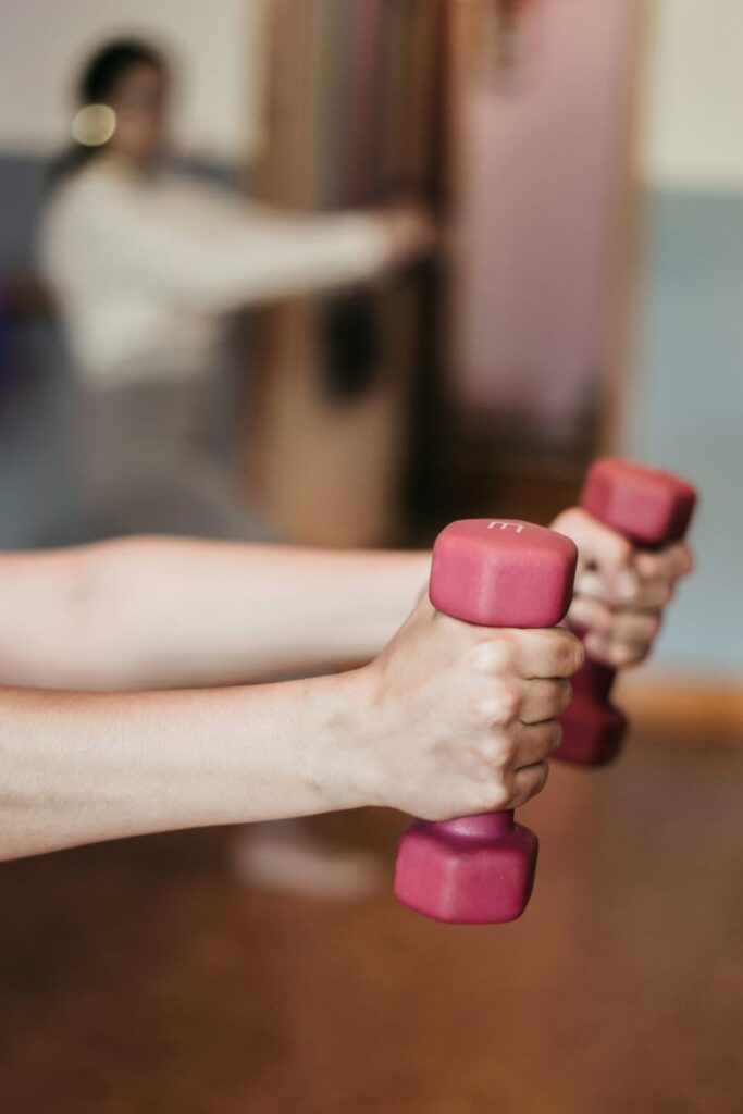 Exercícios físicos com halteres leves ajudam na prevenção da queda do metabolismo com a idade.