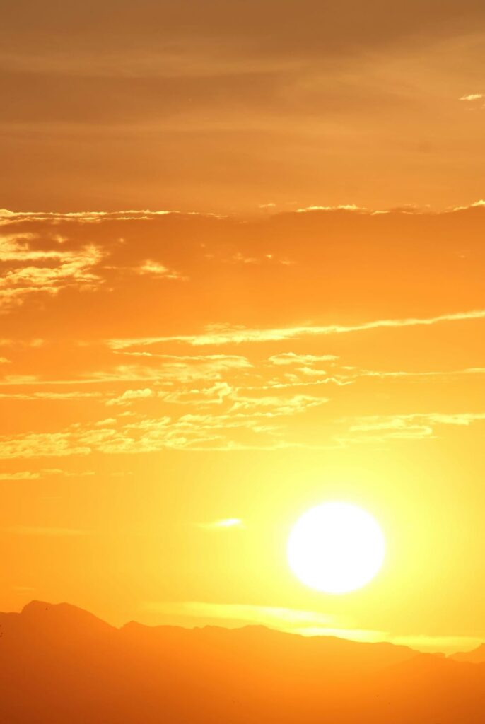 Sol brilhante no horizonte, principal fonte natural de vitamina D.