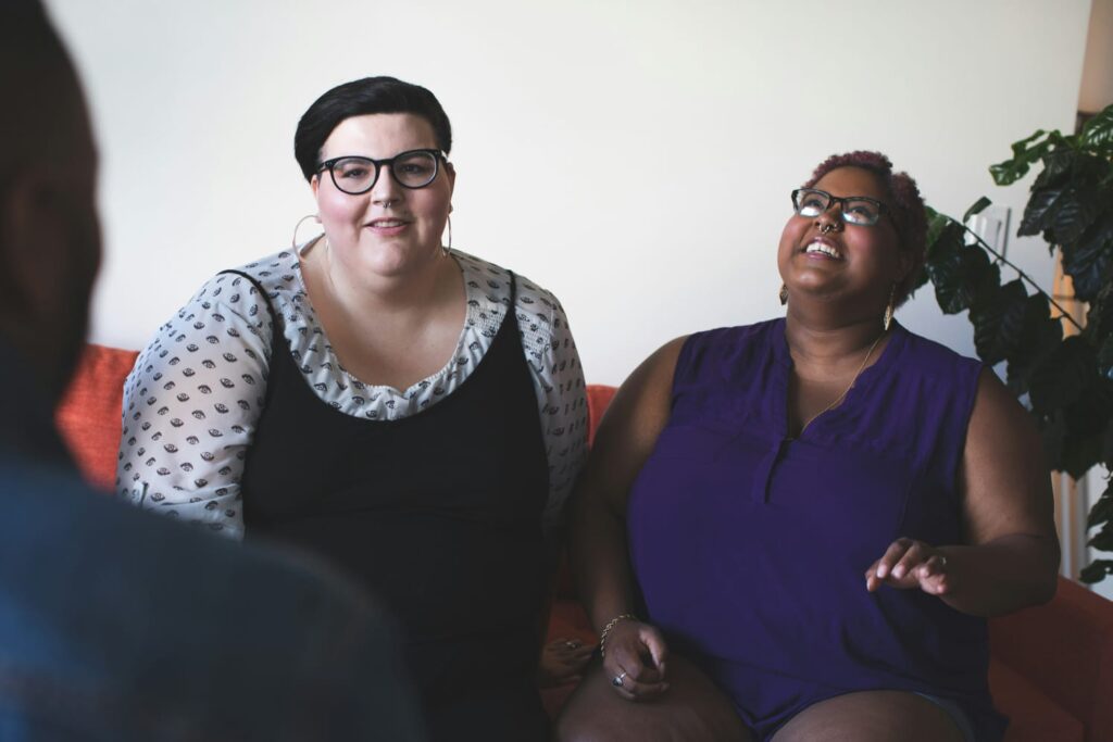 Duas pessoas conversando com profissional de saúde em ambiente acolhedor, discutindo cuidados com a fertilidade e o peso corporal.