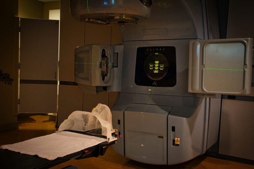 Máquina de radioterapia usada no tratamento do câncer em hospital moderno.