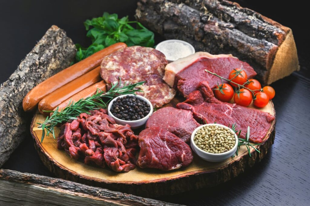 A vitamina A é lipossolúvel e é encontrada principalmente em alimentos de origem animal, como carnes, leites e ovos. Mas pode ser encontrada também em frutas e verduras.