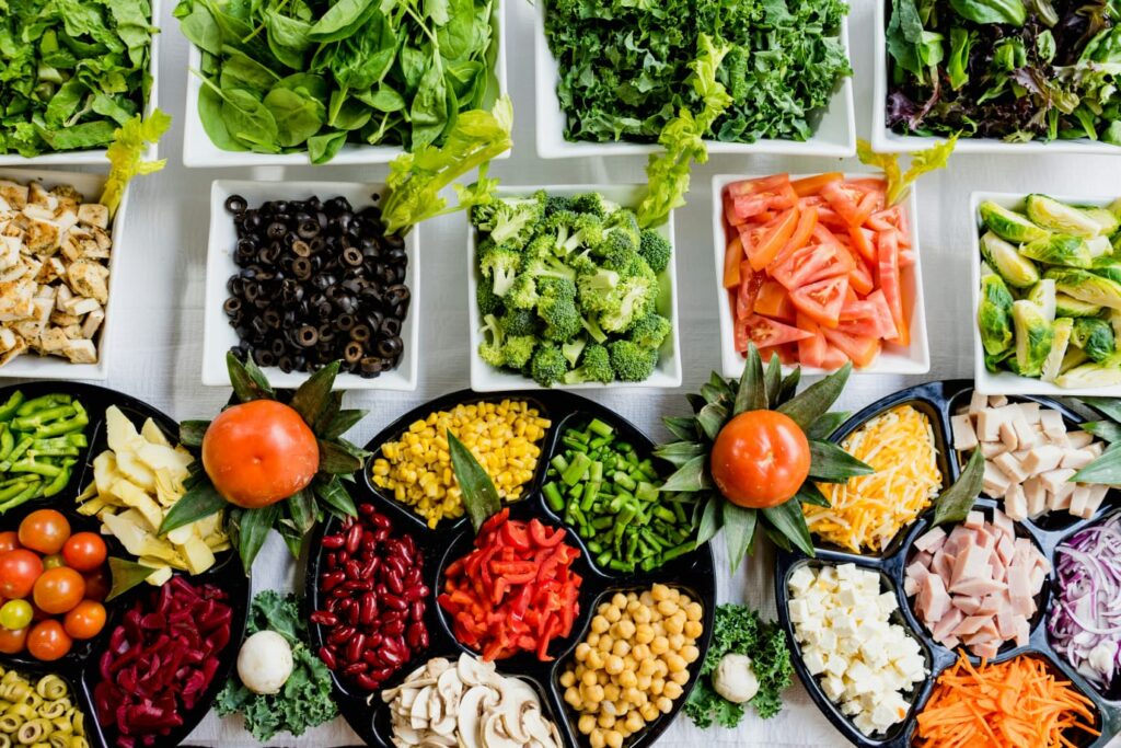 Variedade de alimentos ricos em nutrientes, essenciais para uma alimentação saudável.