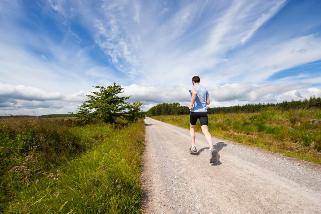 Exercício e depressão: pessoa correndo ao ar livre como estratégia complementar no tratamento da depressão